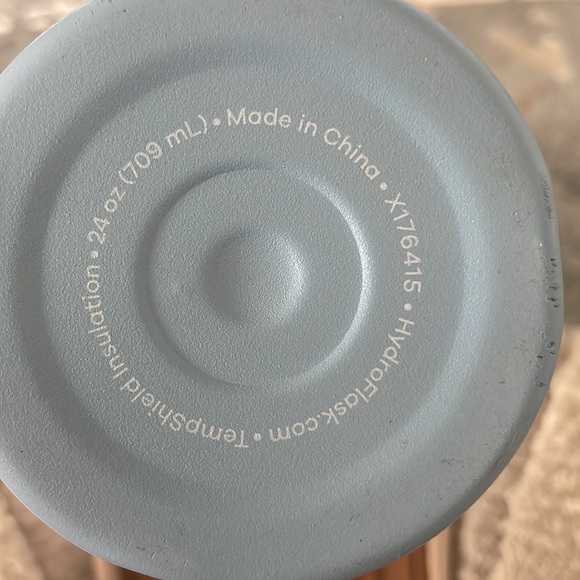 HydroFlask 24oz bottle - Picture 2 of 3